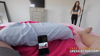 play Emily Willis es una hermana ninfómana montando una gran polla