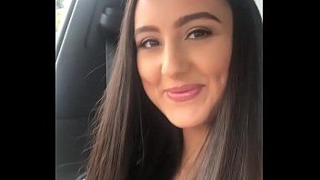 play Ela quer que o mundo saiba que ela é a mais atraente