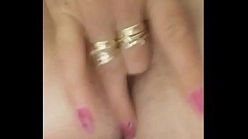 play The married French woman masturbates well in pussy with her thumb