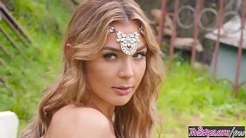 play الشابة الجميلة تفرك بوسها الرائع على مقعد في الأماكن العامة