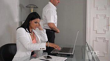 play Deze brunette secretaresse is de gast van haar baas op het werk om haar te penetreren