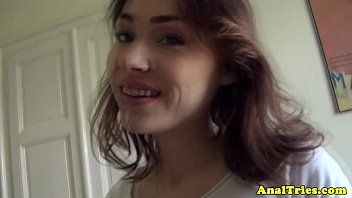 play Mujer convencida por su amiga para tener sexo fijo en su culo