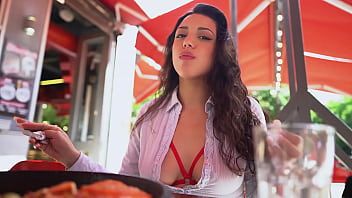 play a beautiful pussy with a plump and plump ass does xxx in public