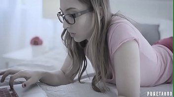play Er schmuggelt sein Essen heimlich ins Haus und hofft, dass er nicht vor Zufriedenheit schreit