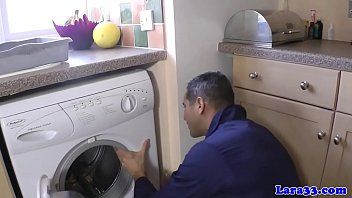 play Sotia este placuta la munca de muncitori iar unul isi face fundaj si i-o fute in birou