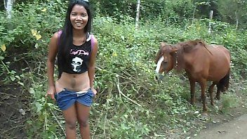 play Hij heeft seks met een paard en laat het los in xnxx