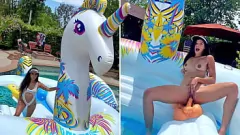 play La tetona Harley Haze se moja y se vuelve loca con un consolador en un unicornio inflable