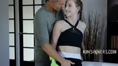 play La piccola figliastra adolescente chiede la lingua del patrigno sulla sua figa pelosa