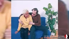 play MILF bionda formosa si fa scopare anale e nella fica da un ragazzo a caso in pubblico