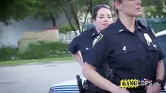 play Czarny policjant robi się niegrzeczny w mundurze: międzyrasowy trójkąt i podglądanie w rzeczywistości
