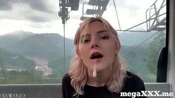 play Blondynka ssie dwa kutasy, aż znudzi jej się ssanie strychu
