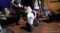 play Die Dessous-Anprobe für zierliche Mädchen wird zu einer heißen Pornoparty