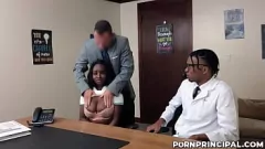 play Stiefmutter Naomi Foxxx bei einem wilden Dreier mit Rektor Fitzwell und Stiefsohn