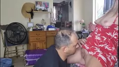 play Stepdad nu poate rezista să -și lingă păsărică strânsă a fiicei sale vitregi obraznice