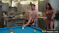 play Il figliastro fa il cattivo con la matrigna e i fratellastri