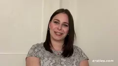 play Bruneta amatoare germană se face plăcere - Păsică rasă și sâni mari