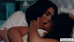 play La belle-mère transexuelle prend les choses en main : baise hardcore et action gorge profonde