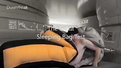 play Vivez le summum du plaisir fétichiste avec cette séance de masturbation intense mettant en vedette un sac de couchage géant et une doudoune argentée