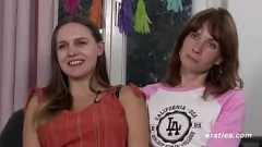 play Gepassioneerde Duitse lesbiennes genieten van intens dildospel en doggystyle-actie met een vibrerende paarse dildo