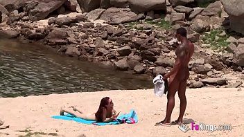 play Femmes ayant des relations sexuelles au fond xnxx sur la plage de sable baisée par un maître nageur